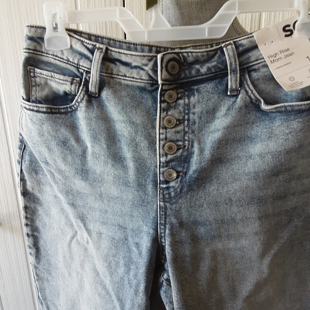 NWT womens SO High Rise Mom Jeans. Size 11/30" - Picture 2 of 8